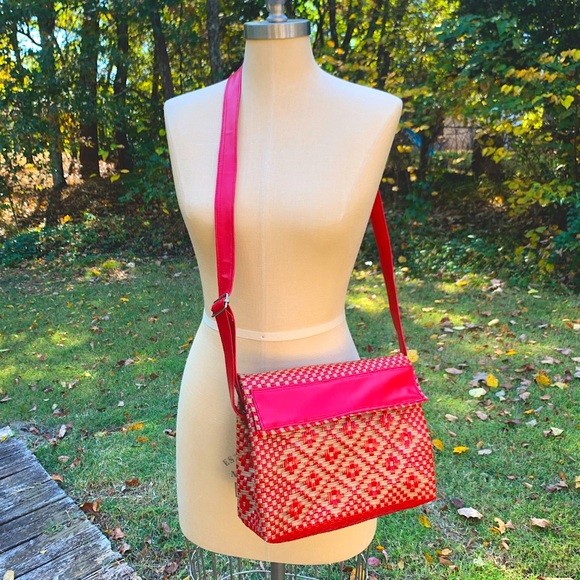 Hand Crafted Handbags - NWOT Vintage Handmade Macrame Crossbody